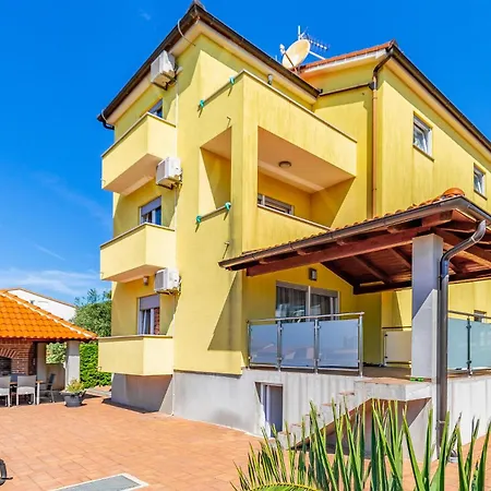 Apartment 1 Bedroom Beautiful In Medulin