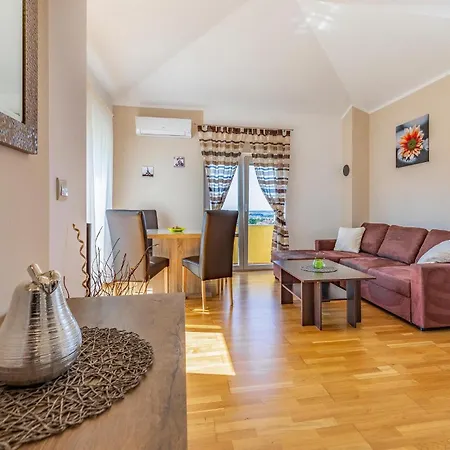 1 Bedroom Beautiful In Medulin