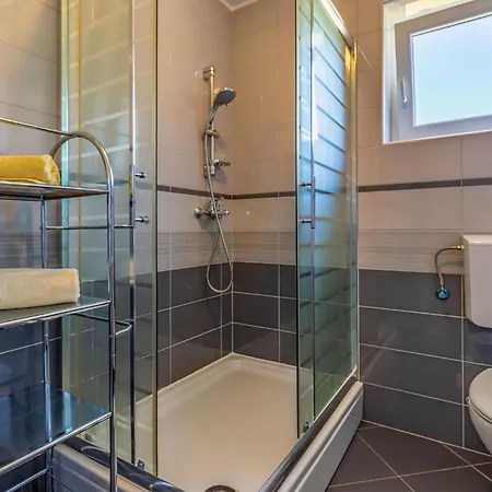 1 Bedroom Beautiful In * Medulin